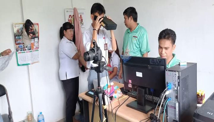 KEJAR TARGET: Pegawai disdukcapil Kabupaten Gumas, saat melakukan perekaman KTP-el kepada sejumlah peserta didik di salah satu SMA, belum lama ini.