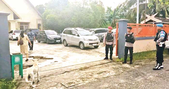 PENGAMANAN: Personel Polres Kapuas melaksanakan pengamanan di Gereja Parawei, Jalan Duta Pembangunan, Kuala Kapuas, Rabu (25/12/2024). SABRIANOOR/RADAR SAMPIT