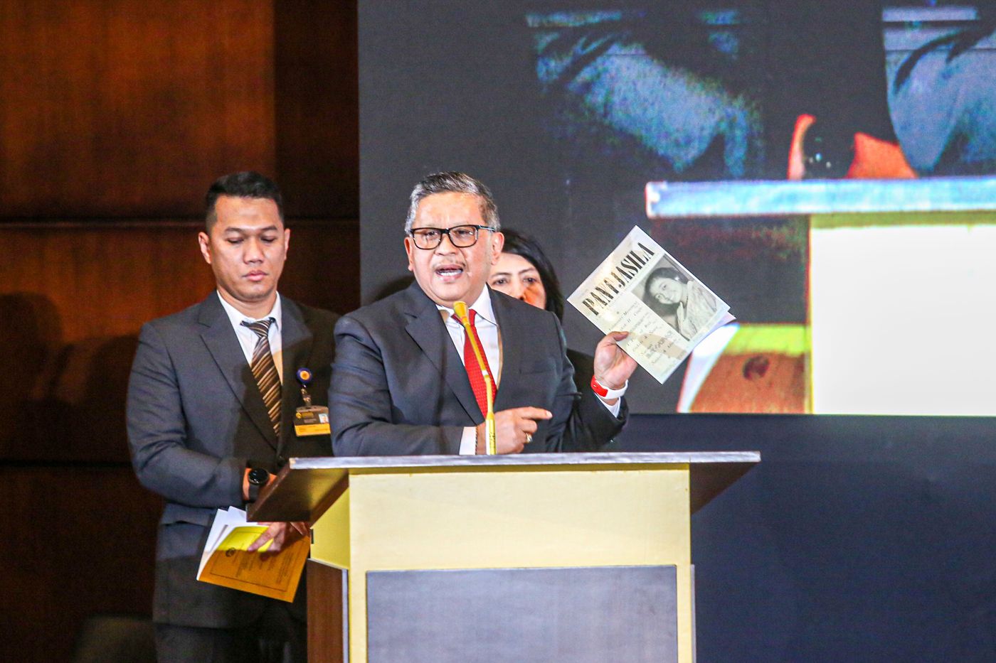 Sekretaris Jenderal PDI Perjuangan Hasto Kristiyanto saat sidang promosi doktor Sekolah Kajian Strategic dan Global (SKSG) Universitas Indonesia di Balai Sidang Universitas Indonesia, Depok, Jabar