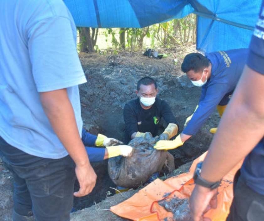 Penggalian kuburan korban pembunuhan di Desa Polewali, Kabupaten Bulukumba, Sulawesi Selatan, oleh pihak kepolisian.