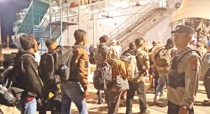 LIBURAN: Para penumpang akan&nbsp; menaiki kapal di Pelabuhan Sampit dengan tujuan Pelabuhan Tanjung Mas Semarang, Senin (23/12) malam.&nbsp;