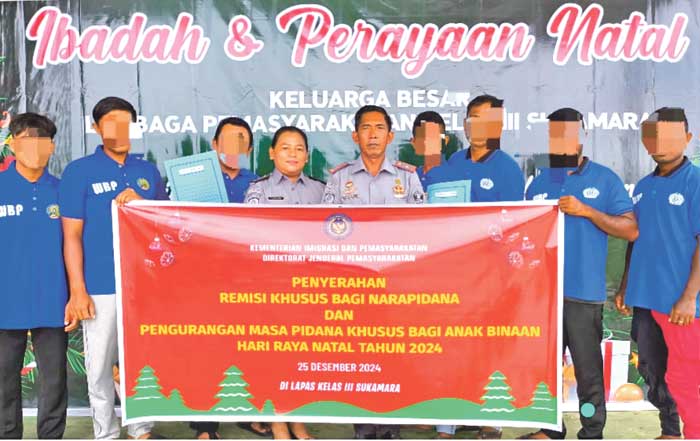 LAPAS: Kepala Lapas Sukamara Joko Prayitno saat menyerahkan remisi Natal kepada tujuh narapidana. ISTIMEWA/RADAR SAMPIT