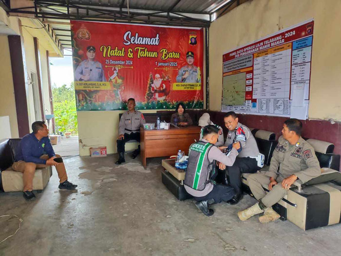 PEMERIKSAAN KESEHATAN : Tim Biddokkes Polda Kalteng melakukan pemeriksaan kesehatan dan pemberian vitamin untuk personel jaga di  Pos Pengamanan Operasi Lilin Telabang 2024 Polresta Palangka Raya