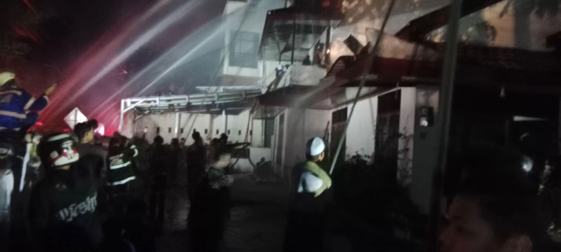 KEBAKARAN: Relawan Barisan Pemadam Kebakaran (BPK) melukakan pemadaman rumah yang terbakar di Jalan Kaca Piring, Banjarmasin/Radar Banjarmasin
