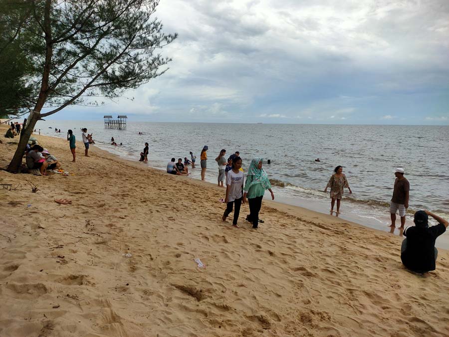 LIBUR: Suasana di Pantai Ujung Pandaran saat libur Natal, Rabu (25/12).&nbsp;YUNI/RADAR SAMPIT