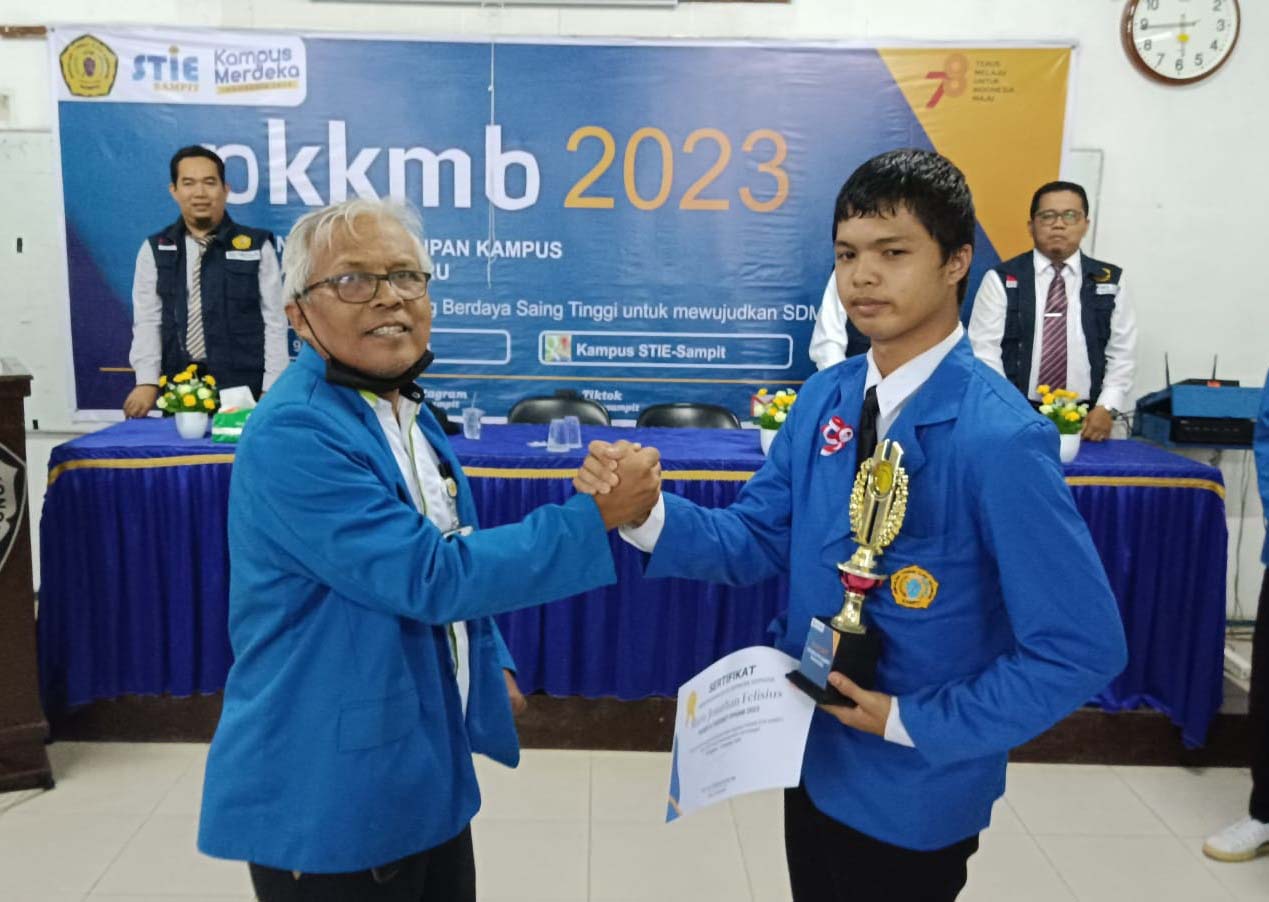 Sosok Thamrin Noor (kiri) di salah satu kegiatan STIE Sampit beberapa waktu lalu. (Dok.Radar Sampit)