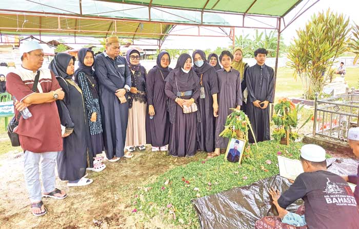 DIMAKAMKAN : Proses pemakaman almarhum HM Thamrin Noor di Tempat Pemakaman Umum Jalan Bumi Ayu, Kamis (26/12) pagi. HENY/RADAR SAMPIT