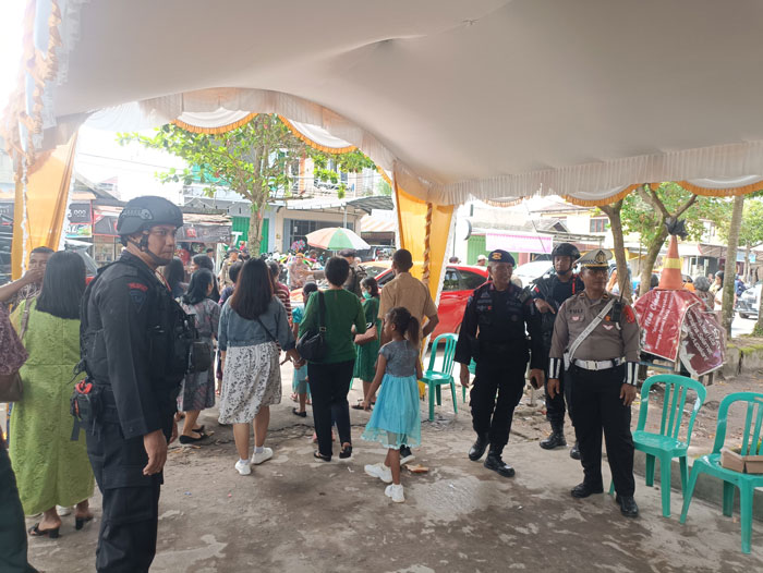 PENGAMANAN : Brimob Polda Kalteng dan personel Polres Kotim melaksanakan pengamanan ibadah Natal di gereja Jalan S Parman, Sampit, Rabu (25/12/2024). ISTIMEWA/RADAR SAMPIT