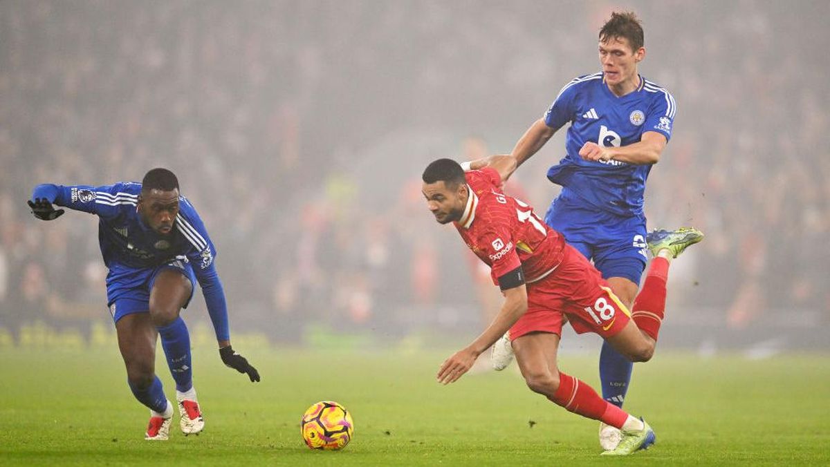 Pemain Liverpool asal Belanda, Cody Gakpo saat berusaha meloloskan diri dari kejaran pemain Leicester, Jumat 27 Desember 2024 dini hari WIB.