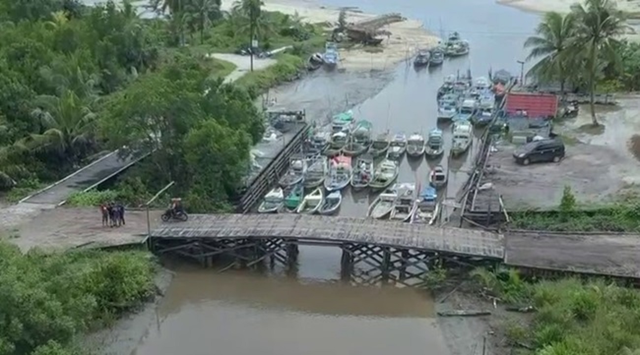 POTENSI WISATA: Sejumlah perahu nelayan di Desa Sei Tabuk yang sedang tambat, di sekitar pantai.
