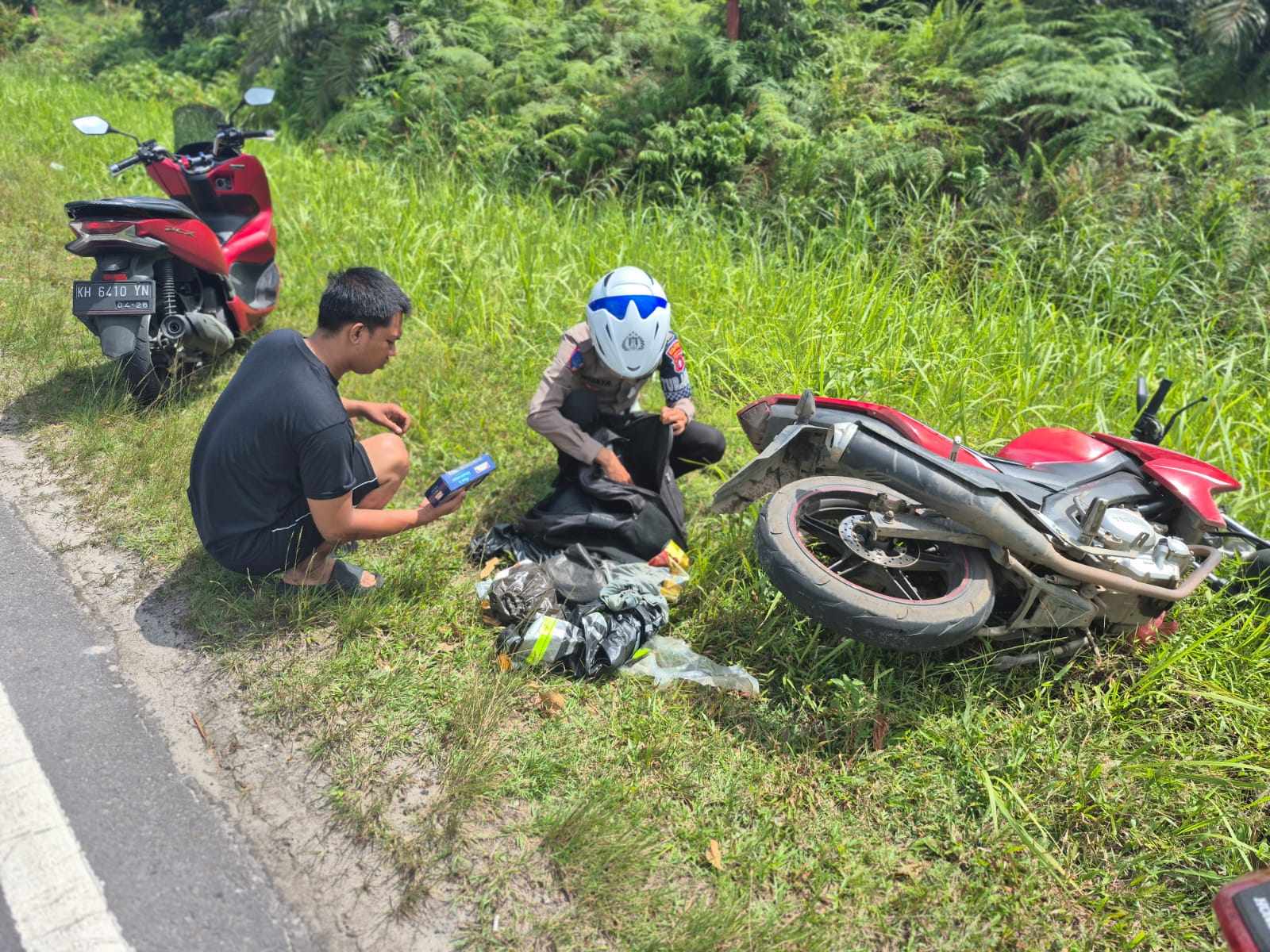 Bripka Edi personel Satlantas Polresta Palangka Raya saat berada di lokasi usai kedua pelaku melarikan diri.DODI RADAR PALANGKA