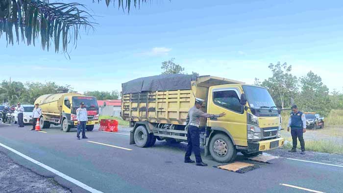 TERAPKAN ATURAN: Tim gabungan melakukan pemeriksaan terhadap angkutan yang melebihi tonase jalan.