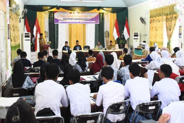 Sosialisasi literasi ekonomi dan keuangan syariah bagi siswa di salah satu sekolah di Kuala Kapuas, Selasa (24/12/2024). (ANTARA/HO-Diskominfosantik Kapuas)