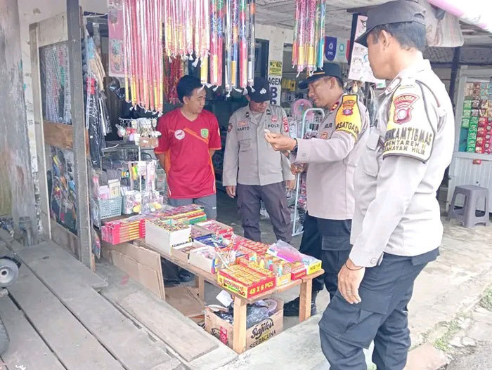 PENGAWASAN: Polsek Kahayan Hilir melaksanakan pengawasan dan pengecekan pedagang petasan dan kembang api di Pasar Patanak, Sabtu (28/12/2024). SABRIANOR/RADAR SAMPIT