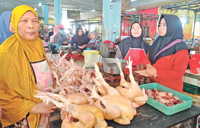 HARGA NAIK: Aktivitas jual beli sejumlah bahan pokok pangan di kawasan PPM Sampit, Sabtu (28/12).