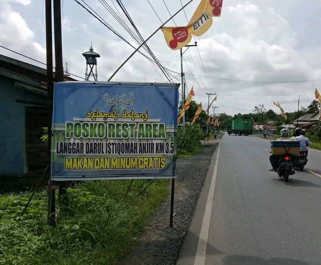 TEMPAT SINGGAH: Salah satu posko rest area yang sudah hampir selesai persiapannya di Jalan Trans Kalimantan, kilometer 3,5, Kabupaten Kapuas.