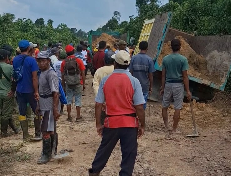 BANGUN JALAN: Gotong-royong masyarakat untuk peningkatan jalan alternatif Desa Rangda menuju kilometer 24 Jalan Kotawaringin, belum lama tadi. (ISTIMEWA)  &nbsp;