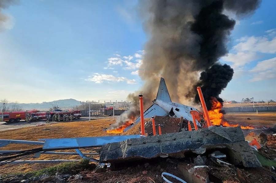 Kecelakaan Jeju Air di Bandara Internasional Muan, Koersel, Minggu (29/12). (Platform X)