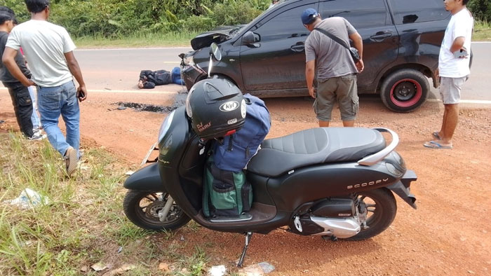 Seorang pria tanpa diketahui identitasnya tergeletak usai terlibat kecelakaan Jalan Tjilik Riwut,  wilayah Kecamatan Cempaga Hulu, Kotim, Sabtu (28/12) siang.