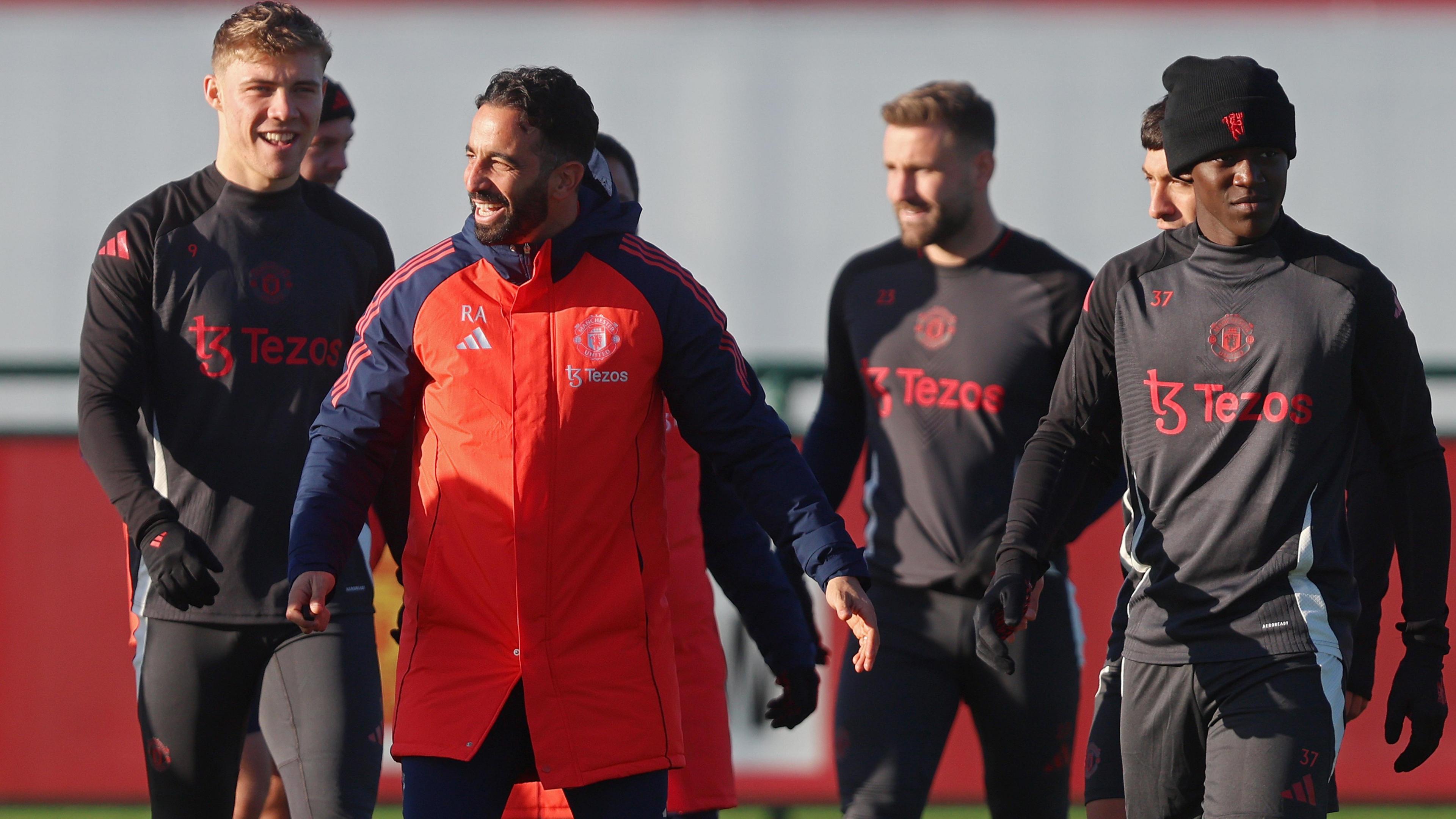 Pelatih Manchester United Ruben Amorim diantara anak asuhnya, dalam salah satu sesi latihan.