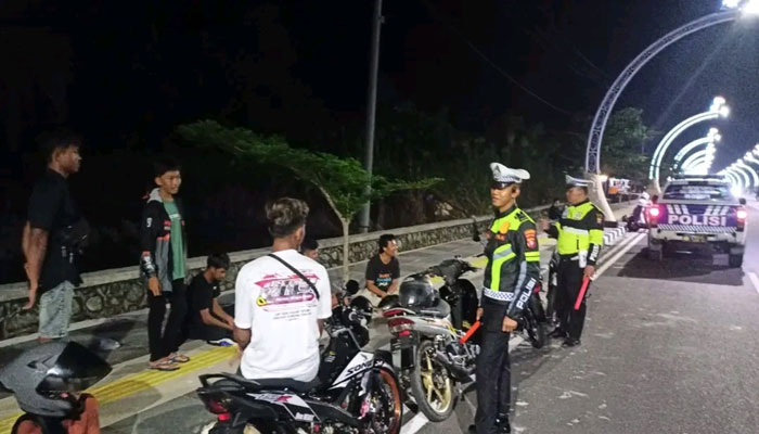 Anggota Satlantas Polres Pulang Pisau, ketika menghimbau sekumpulan pemuda yang nongkrong di Jalan Rey 2, agar tidak melakukan balapan liar .