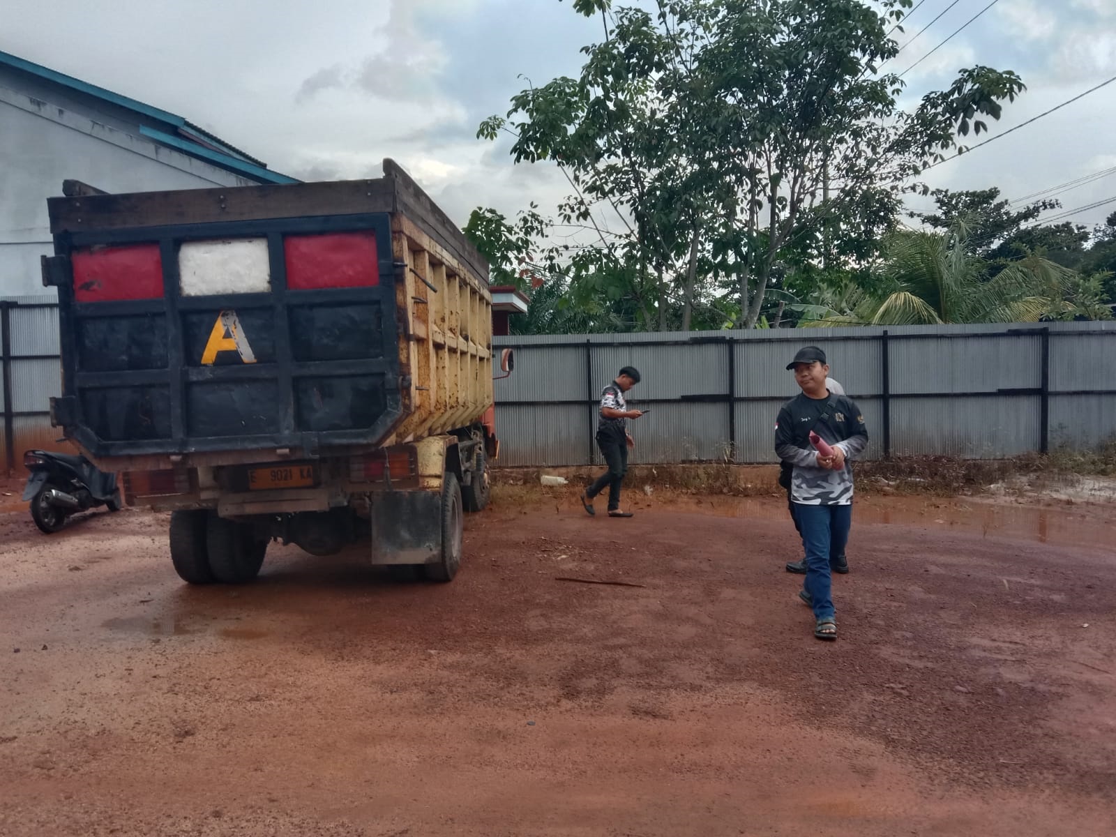 DICARI: Sebuah dump truk masih dalam status kredit tertangkap kamera berada di Kecamatan Kta Besi, sebelum dijual oleh salah satu nasabah sebuah perusahaan leasing, belum lama tadi.