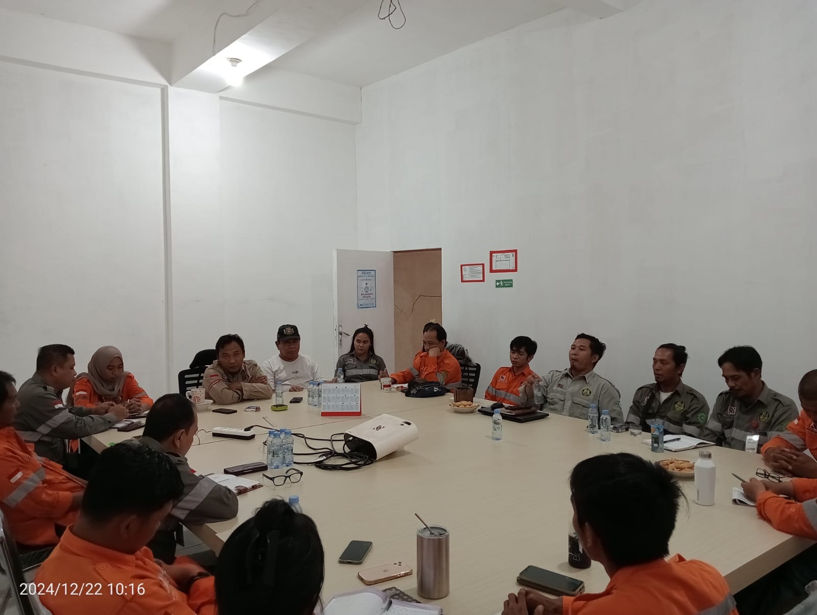 CARI SOLUSI: Pertemuan di PT BMW yang membahas operasional perusahaan dan klaim lahan di Desa Karang Tunggal.&nbsp;ISTIMEWA/RADAR SAMPIT