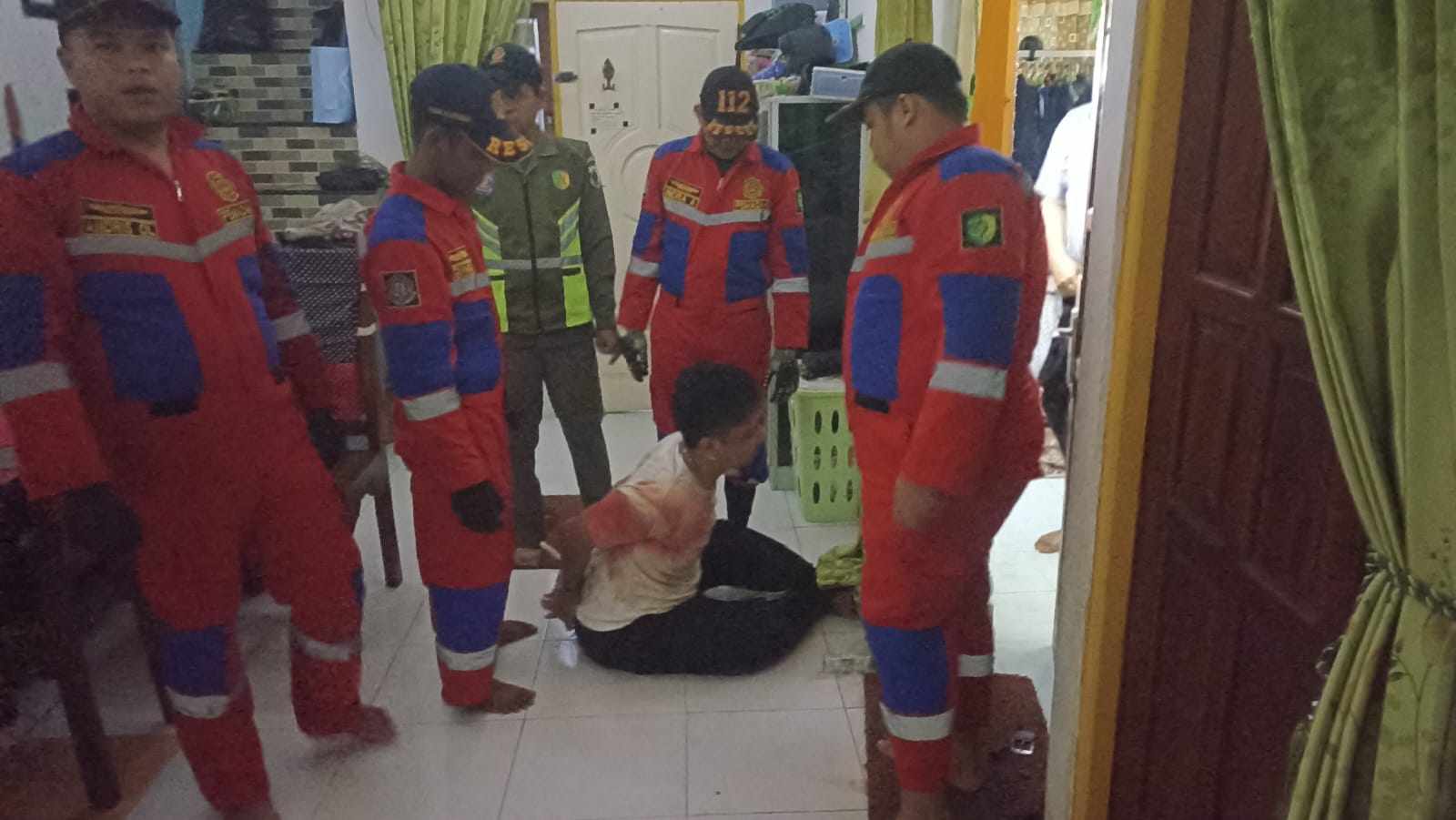 Tim Damkar Kota Palangka Raya bersama Satpol PP dan Personel Polsek Pahandut saat melakukan evakuasi, ODGJ berinisiaL AR di Jalan Harum Manis Palangka Raya, Senin (30/12/2024).