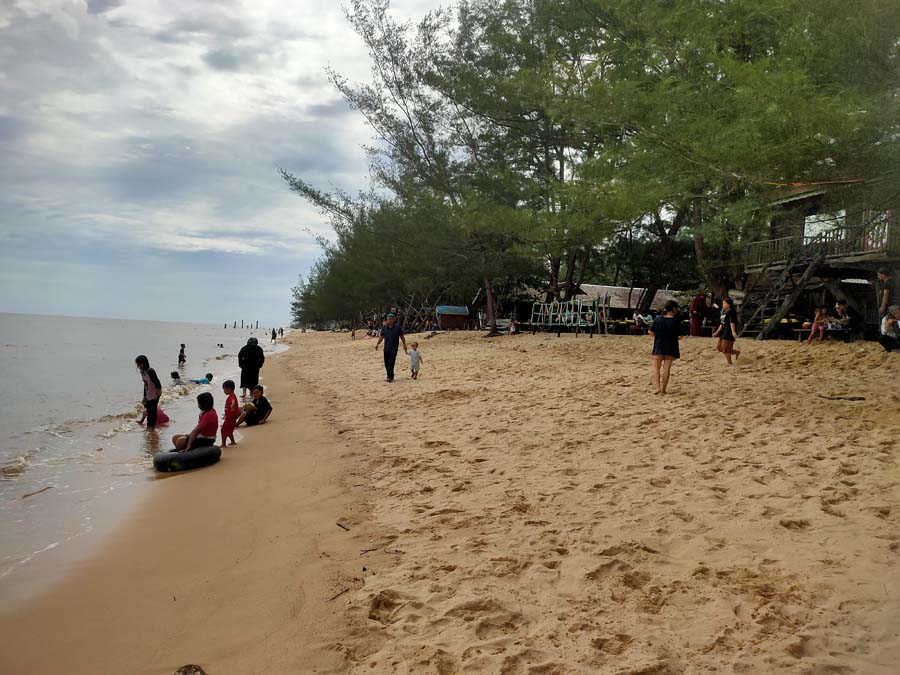 FAVORIT WARGA: Pantai Ujung Pandaran menjadi salah satu lokasi wisata yang akan diserbu warga pada libur pergantian tahun.&nbsp;YUNI PRATIWI/RADAR SAMPIT