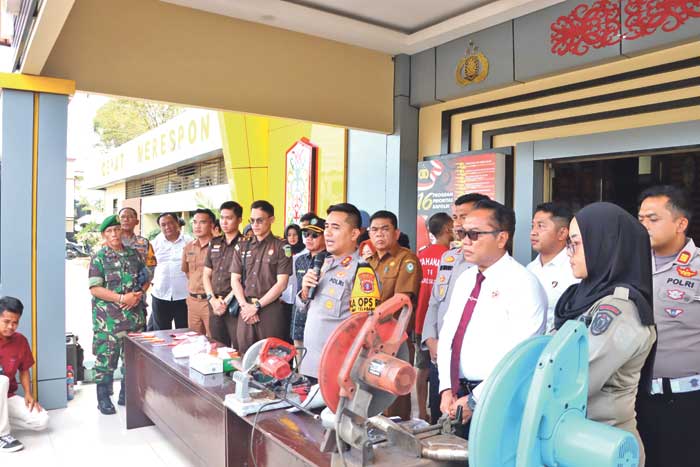 EKSPOSE:Kapolres Kotim AKBP Resky Maulana Zulkarnain memimpin kegiatan pemusnahan barang bukti knalpot brong di Mapolres Kotim, Selasa (31/12/2024).