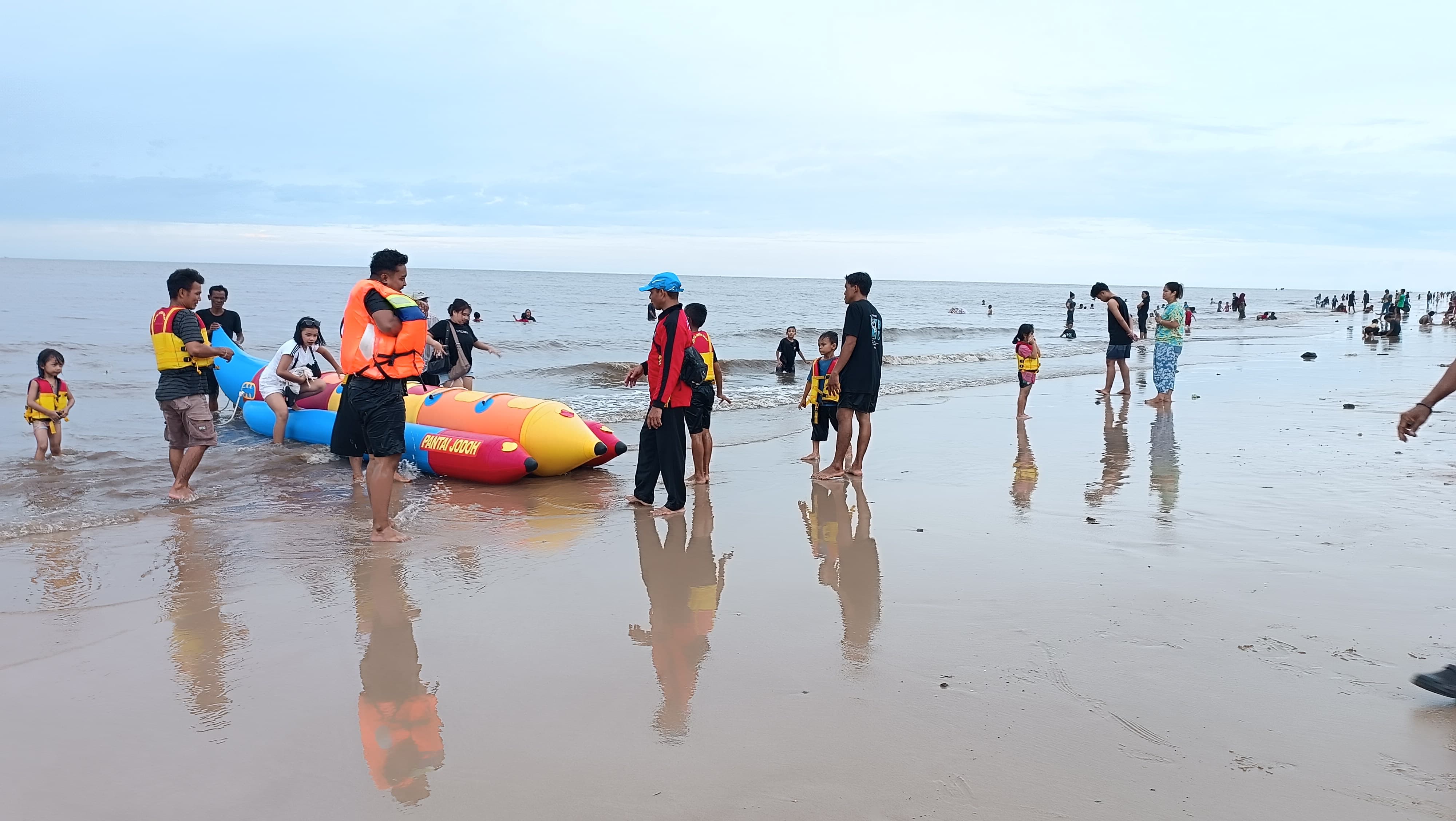 Suasana Pantai Jodoh yang tampak ramai pengunjung