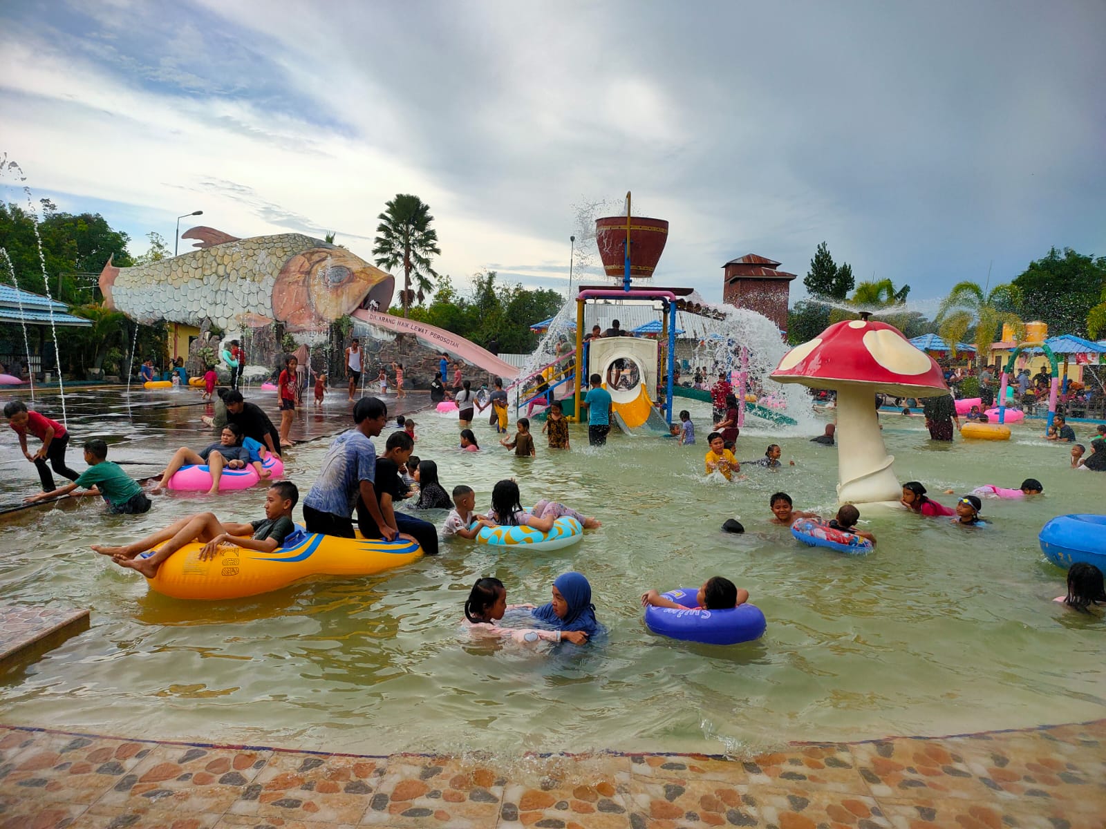 T    RAMAI: Kolam renang Aqui ramai pengunjung saat libur Tahun baru, Rabu (1/1).YUNI/RADAR SAMPIT