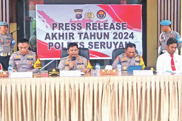 PAPARAN : Kapolres Seruyan Han&rsquo;s Itta Papahit saat menyampaikan capaian penegakan hukum selama 2024.