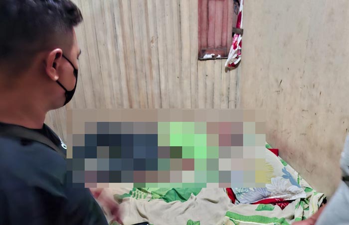 GEGER: Petugas Polsek Ketapang saat melakukan olah TKP di lokasi penemuan jenazah di kamar hotel Jalan Iskadar, Sampit, Rabu (1/1) malam.