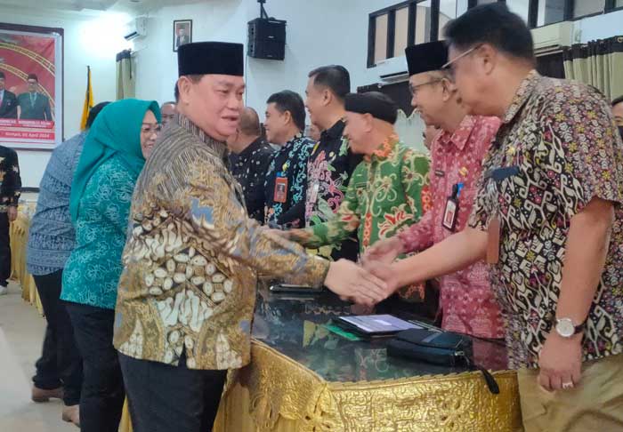 TINGKATKAN PAD: Bupati Kotim Halikinnor menyalami jajarannya pada sebuah kegiatan di lingkungan Pemkab Kotim, beberapa waktu lalu.