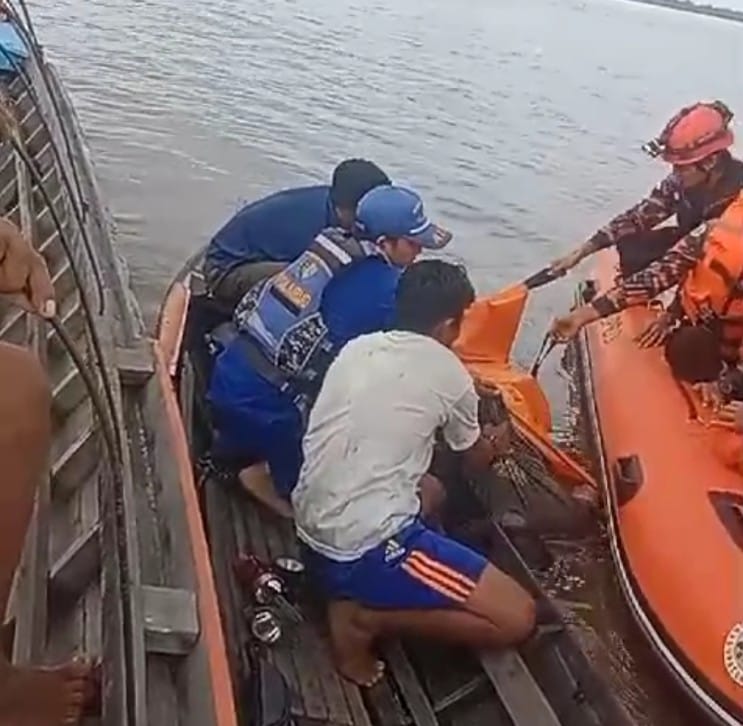 Jasad Arbain Pria 55 tahun yang merupakan salah satu kru kapal pengangkut pasir yang tenggelam di DAS Kapuas pada Selasa (31/12/24) sekitar pukul 14.00 WIB akhirnya ditemukan.