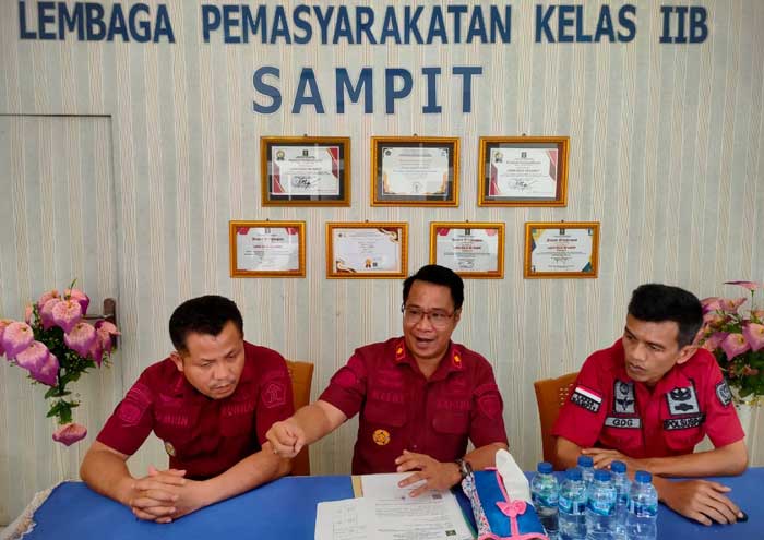 BERI KETERANGAN: Kalapas Kelas IIB Sampit Meldy Putera dan jajarannya saat jumpa pers, Kamis (2/1).