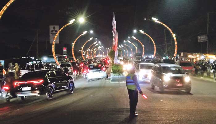 RAMAI: Suasana Terowongan Nur Mentaya yang dipadati warga saat malam akhir tahun 2024, Selasa (31/12).&nbsp;YUNI/RADAR SAMPIT