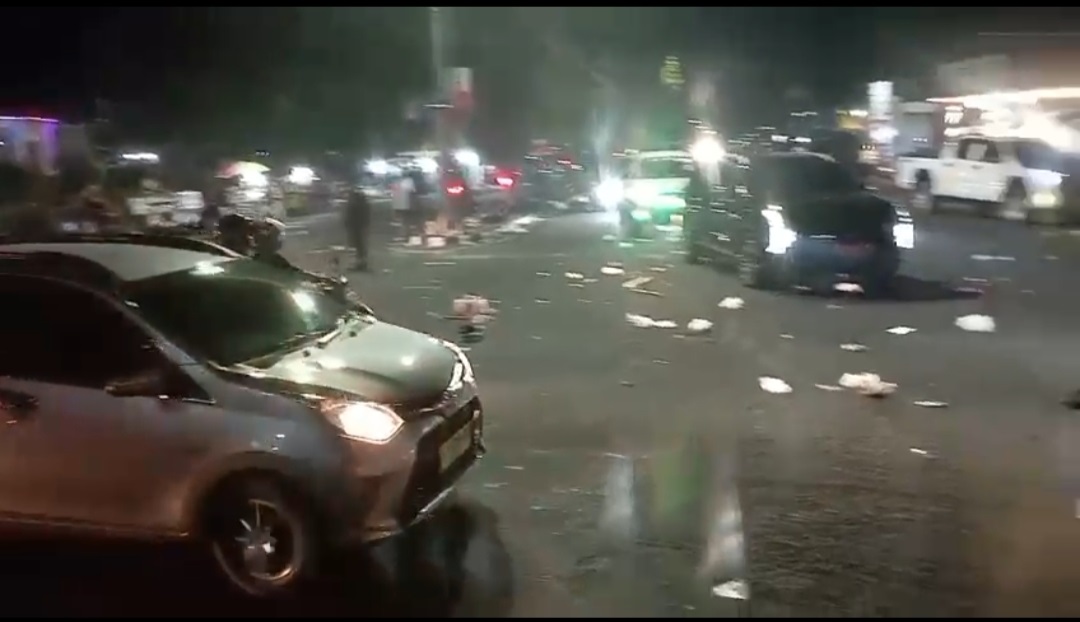 KOTOR: Sampah sisa malam pergantian tahun di kawasan Bundaran Pancasila Pangkalan Bun, Rabu (1/1/2025).