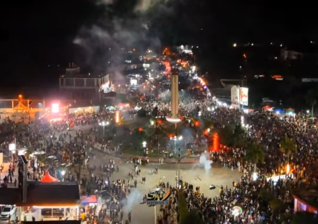 PESTA KEMBANG API: Suasana malam tahun baru di kawasan Bundaran Pancasila, Pangkalan Bun, Kabupaten Kotawaringin Barat, Kalteng Selasa (31/12/2024). (Istimewa)