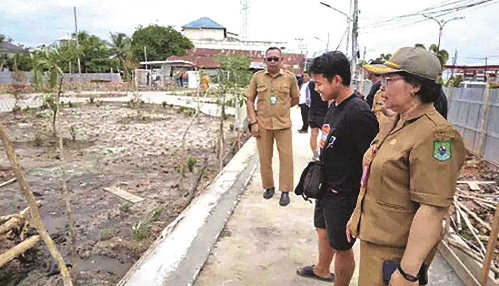 Kepala DLHK Kapuas Karolinae saat meninjau langsung pekerjaan pembangunan RTH di Simpang Adipura Kuala Kapuas, Selasa (31/12/2024). ANTARA/ All Ikhwan.