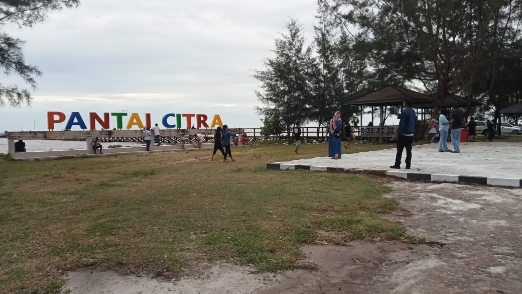 WISATA: Pantai Citra di Desa Cabang Barat, Kecamatan Pantai Lunci, menjadi salah satu tujuan wisata warga saat libur tahun baru.