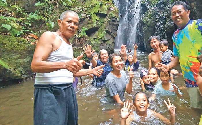 PILIHAN WISATA: Warga menikmati wisata di Silikan Bongki, Lamandau.&nbsp;RIA MEKAR ANGGREANY/RADAR SAMPIT