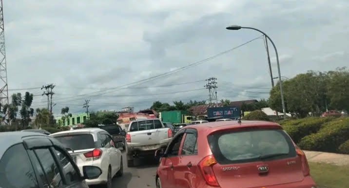 Kondisi Lalu Lintas Bundaran Besar Kuala Kapuas saat H-1 Haul Guru Sekumpul di Martapura yang mencapai puncaknya pada 5 Januari 2025.