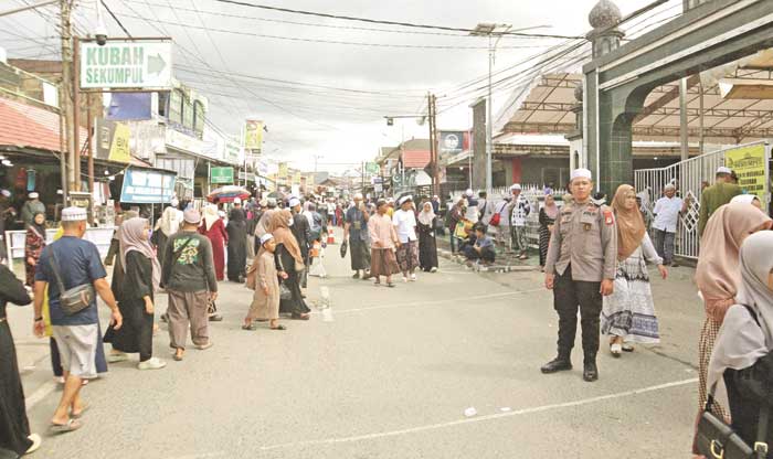 ILUSTRASI: Jajaran Polda Kalsel ketika mengatur kedatangan jemaah haul Abah Guru Sekumpul di Martapura, tahun lalu.&nbsp;FOTO Humas Polda Kalsel &nbsp;
