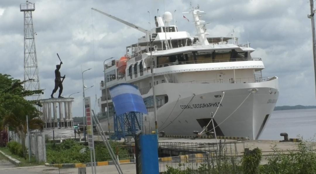 PESIAR: Kapal MV Coral Geographer berbendera Australia sandar di Pelabuhan Panglima Utar Kumai, Kabupaten Kotawaringin Barat, Jumat (3/1). IST/RADAR PANGKALAN BUN&nbsp;