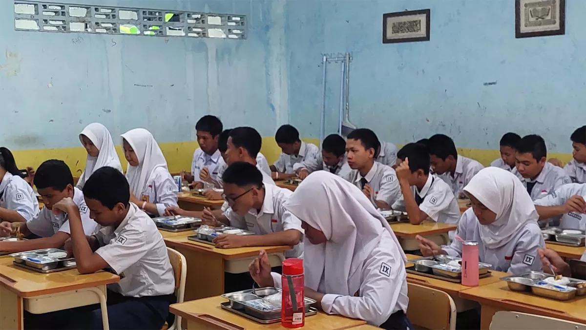 MAKAN BERGIZI GRATIS: Pemerintah melalui Kantor Komunikasi Kepresidenan (PCO) meninjau uji coba program Makan Bergizi Gratis yang dilakukan SDN Kedung Badak 1 dan SMP Siliwangi di Tanah Sareal, Kota B