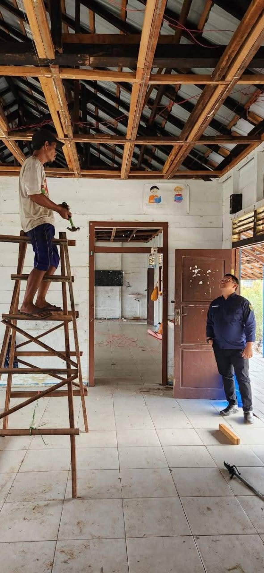 INSPEKSI: Kepala Disdikpora Kabupaten Gumas Aprianto,  meninjau pekerjaan pembangunan sarana prasarana pendidikan di salah satu sekolah, belum lama ini.