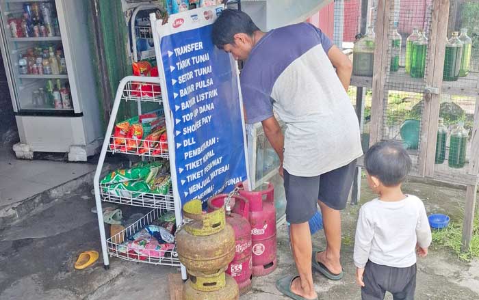 RESAH: Seorang pedagang warung kelontongan di Jalan S Parman Sampit, yang baru saja jadi sasaran aksi pencurian.