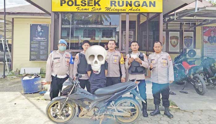Kapolsek Rungan Ipda Budi Hartono dan personel polsek ketika telah mengamankan pelaku (tengah) beserta barang bukti kasus pencurian sepeda motor, Minggu (5/1).